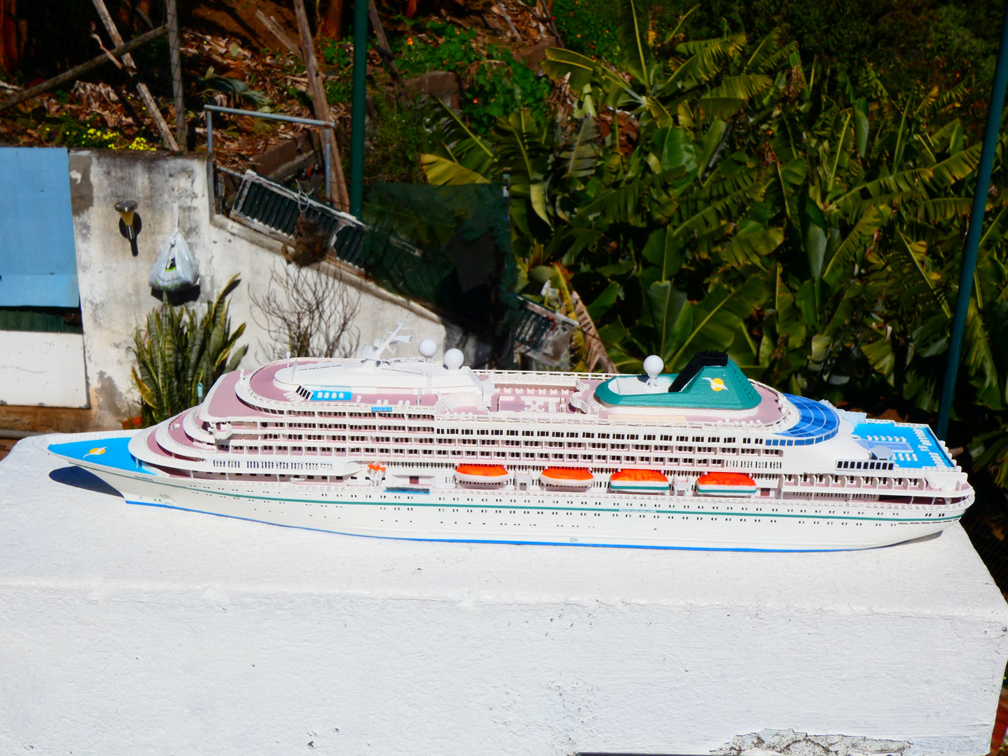 Phoenix Reisen Amera cruise ship model